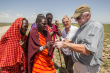 Eivin Røskaft og Gine Skjervø i samtale med masaier i Tanzania. Privat foto.
