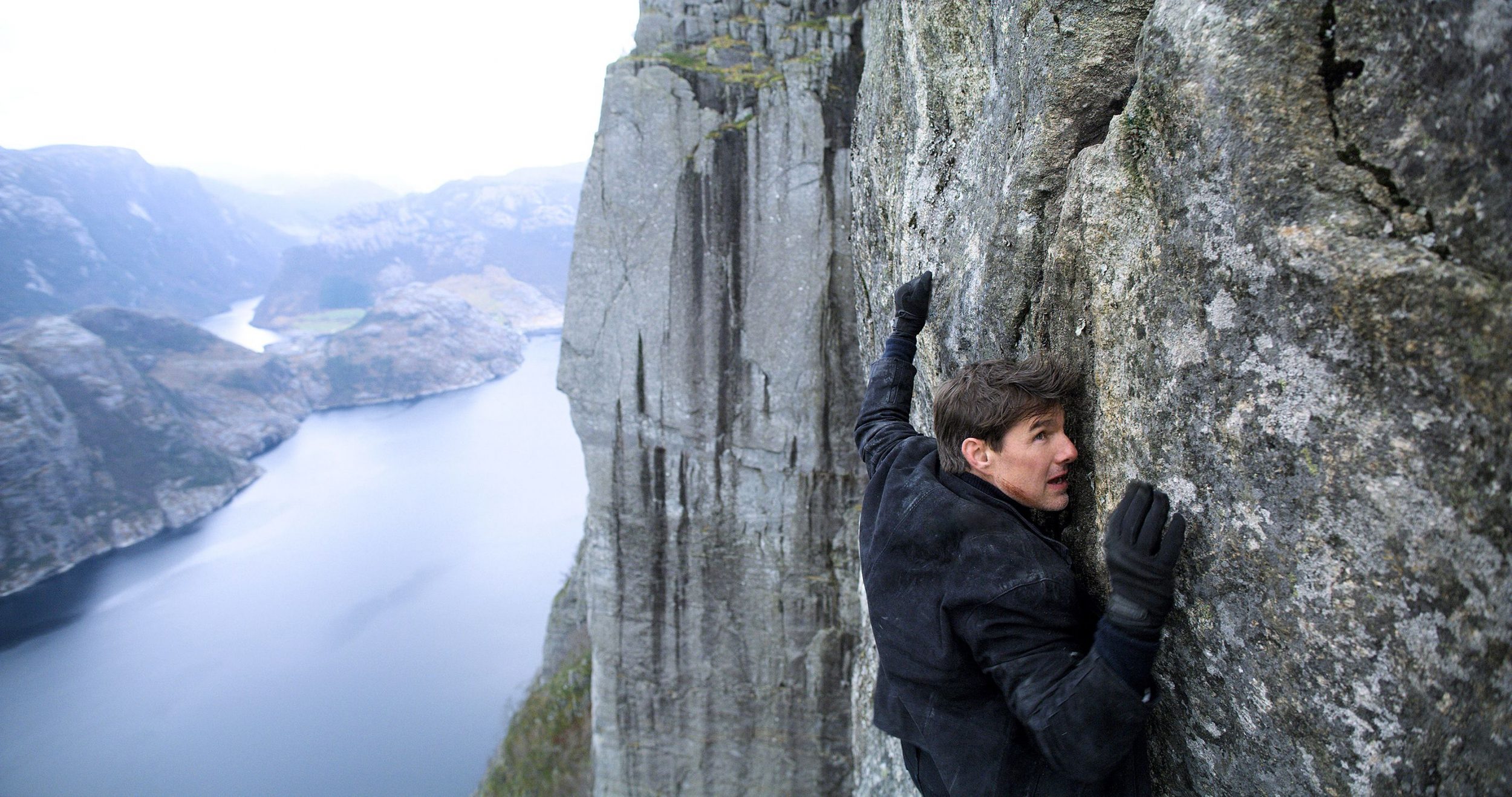Ethan Hunt (Tom Cruise) i Preikestolen (Photo: Paramount / Courtesy Everett Collection)