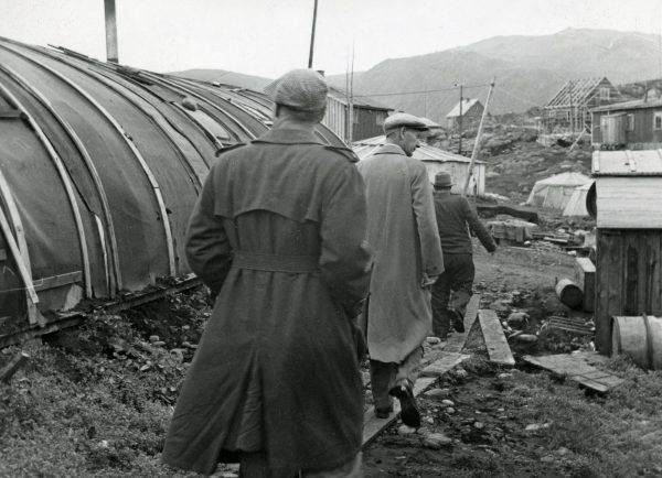 Einar Gerhardsen på befaring i Honningsvåg under sin reise i Nord-Norge sommeren 1947. I forgrunnen Peder Holt. Arbeiderbevegelsens arkiv og bibliotek.