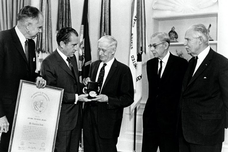 WEB-Vannevar Bush mottar Atomic Pioneers Award fra president Nixon i Det hvite hus i 1970 (U.S. Government Works)