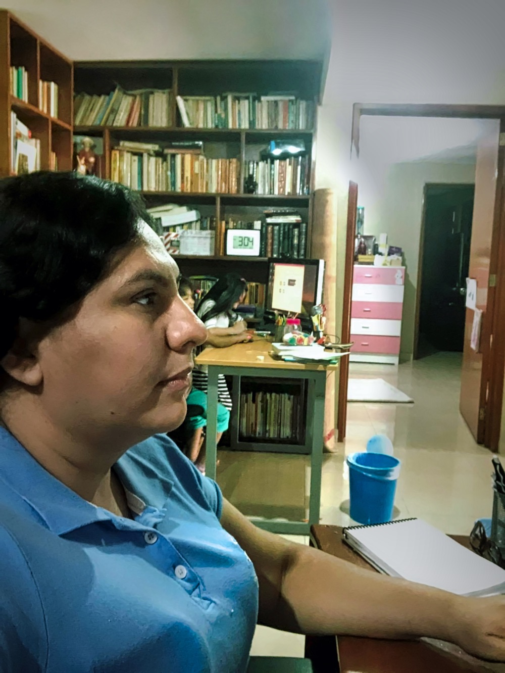 Olivia Leyva deler dagene sine hjemme mellom å undervise via Zoom, forskningsprosjekter og å følge opp datteren på seks år. Hun er ansatt ved instituttet for offentlig forvaltning ved Universidad Autonoma de Guerrero i Mexico. (Foto: privat)