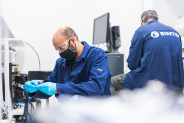 To menn fra SINTEF arbeider med batteriteknologi
