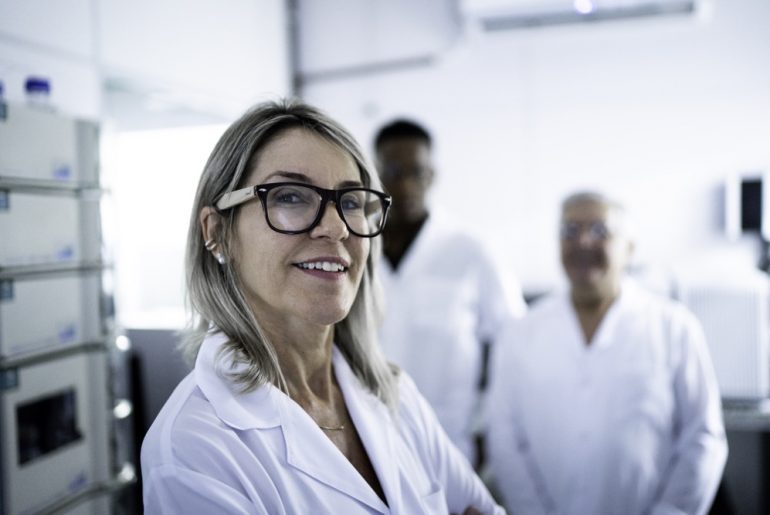 Kvinnelig forsker i hvit frakk