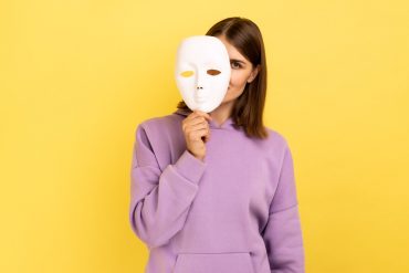 Ung kvinne med maske