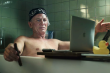 Daniel Craig i et badekar med Mac og sigar