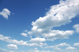 Blå himmel med skyer