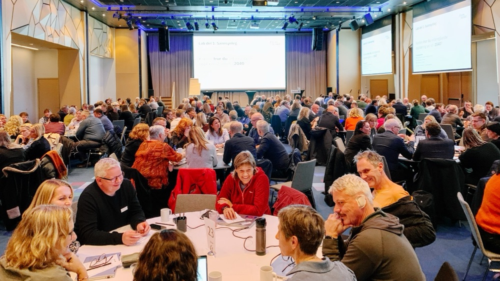 I november 2025 brukte Fremtenkt metoden Futures Literacy Laboratory (FLL) for å lede en todagers samling for alle skoleledere i Vestland fylke Foto: Fremtenkt1